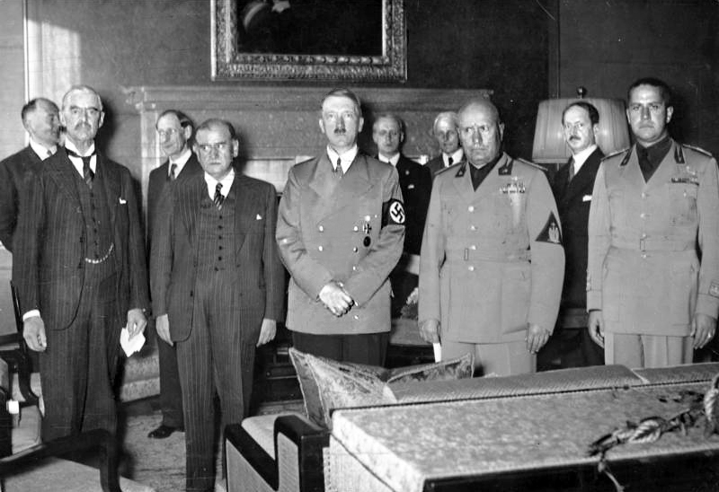 Chamberlain, Daladier, Hitler, and Mussolini shorting after the conclusion of the Munich. Photo courtesy of the German Federal Archive, Bundesarchiv, Bild 183-R69173 / CC-BY-SA 3.0